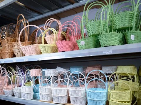 Плетёные корзины пастельных цветов на двух полках